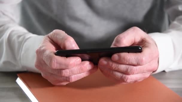 Male hands typing on smartphone — Stock Video