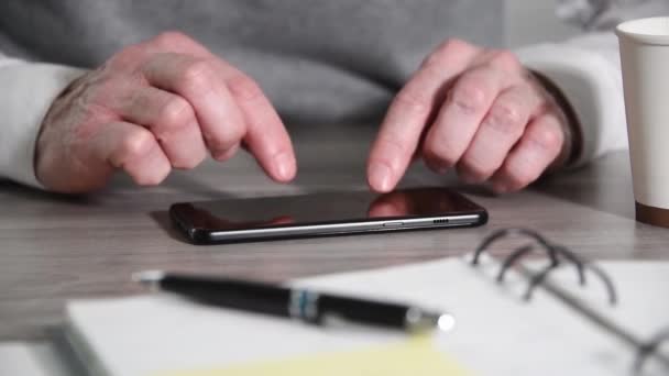 Male hands typing on smartphone — Stock Video