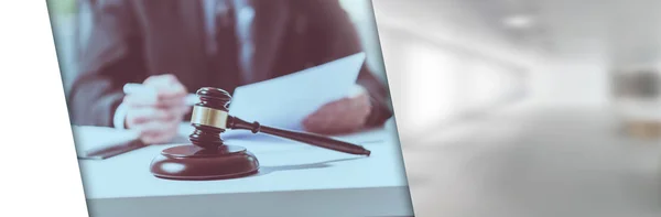 Advocaat lezen juridisch document; panoramische banner — Stockfoto