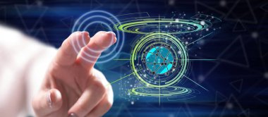 Kadın küresel ağ kavramına dokunuyor