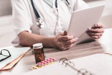 Dijital tablet kullanan kadın doktor