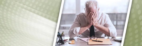 Gestresster Geschäftsmann sitzt im Büro; Panorama-Banner — Stockfoto