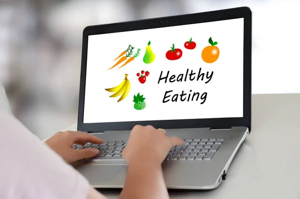 Koncepcja zdrowego odżywiania na laptopie — Zdjęcie stockowe