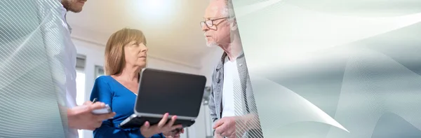 Medarbetare som har en affärs diskussion, ljust verkställer. Panoramautsikt — Stockfoto