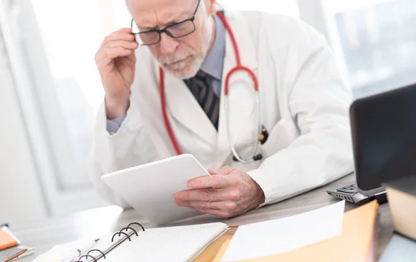 Mužský starší lékař používající digitální tablet — Stock fotografie