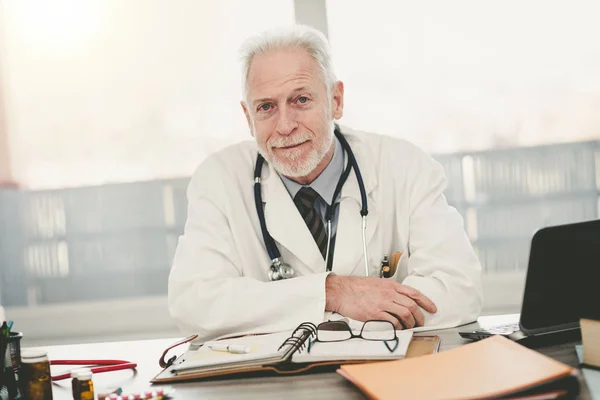 Porträt eines männlichen Oberarztes — Stockfoto