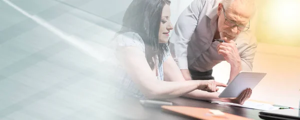 Joven empresaria y hombre de negocios senior trabajando juntos, lig — Foto de Stock