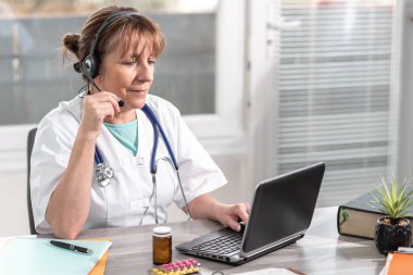 Online Tıbbi Danışma sırasında kadın doktor portresi
