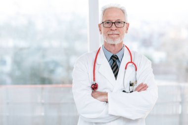 kollarını çapraz kıdemli doktor
