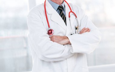 kollarını çapraz doktor