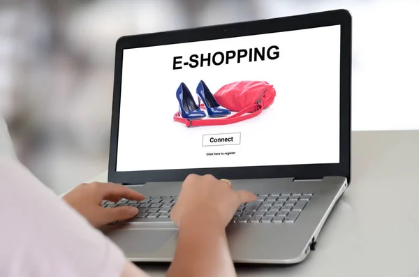 ラップトップ上の E ショッピング概念 — ストック写真