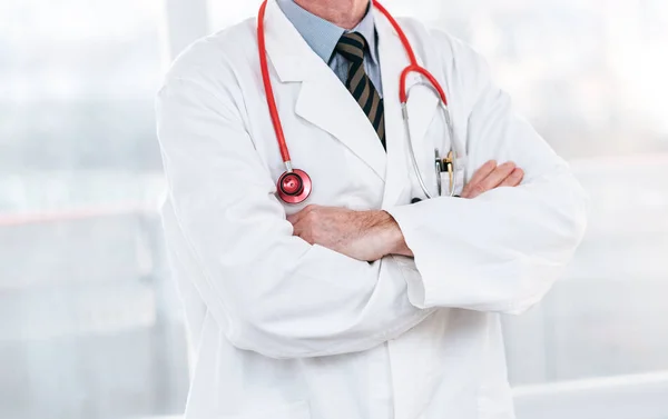 Doctor with arms crossed — Stock Photo, Image