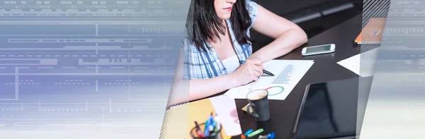 Молодая предпринимательница работает над документами. панорамный баннер — стоковое фото