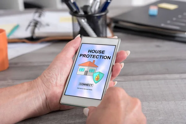 Koncepce ochrany domu na smartphone — Stock fotografie