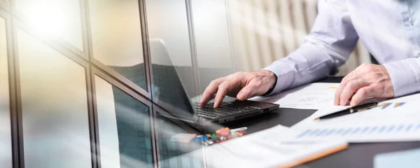 Les mains de l'homme d'affaires en utilisant un ordinateur portable, effet de lumière ; exposu multiples — Photo