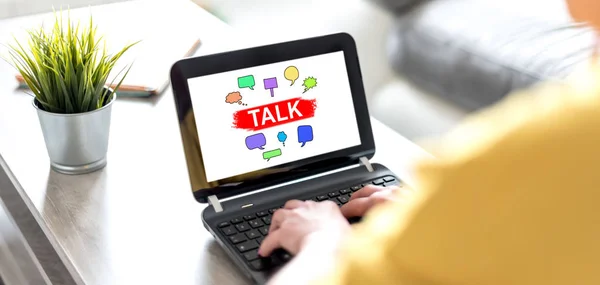 Conceção de conversa em uma tela de laptop — Fotografia de Stock