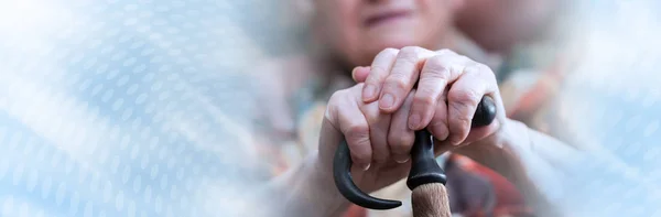 Γριά γυναίκα με τα χέρια της σε ένα μπαστούνι? πανοραμικό πανό — Φωτογραφία Αρχείου