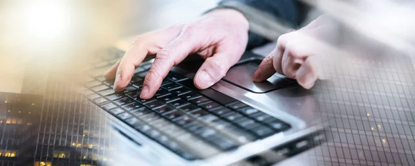 Manos masculinas usando una computadora portátil; exposición múltiple — Foto de Stock