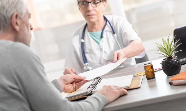 Ženský lékař dává předpis svého pacienta — Stock fotografie