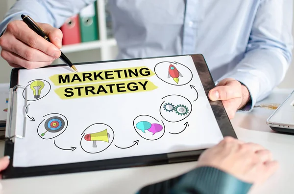 Concepto de estrategia de marketing en un portapapeles — Foto de Stock