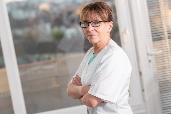 Female doctor with arms crossed — Stock Photo, Image