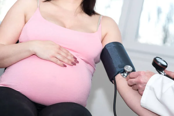 Лікар вимірювання артеріального тиску вагітної жінки — стокове фото
