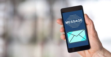 Bir smartphone cep telefonu ile mesaj kavramı