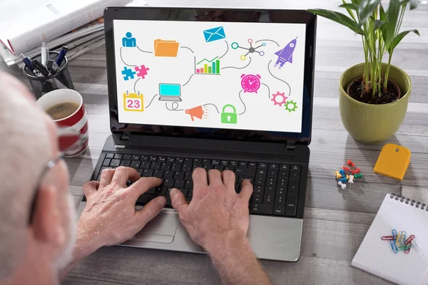 Conceito de estratégia de marketing em uma tela de laptop — Fotografia de Stock