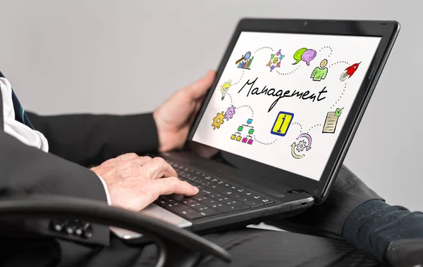 Management Concept på en bärbar dator — Stockfoto