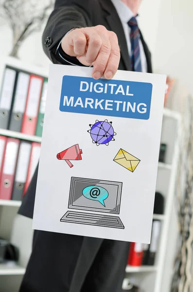 Digitale marketing concept getoond door een zakenman — Stockfoto