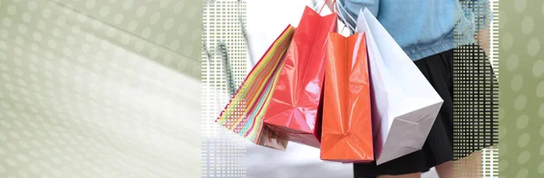 Mujer caminando y sosteniendo bolsas de compras; pancarta panorámica — Foto de Stock