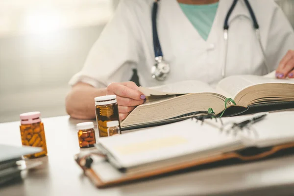 Doctora leyendo un libro de texto — Foto de Stock