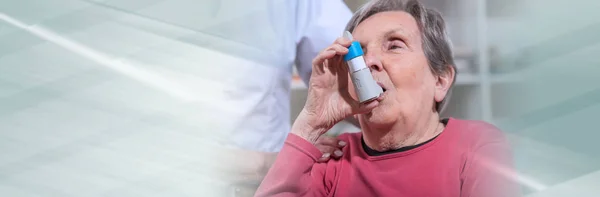 Ανώτερη γυναίκα με εισπνοές άσθματος. πανοραμικό πανό — Φωτογραφία Αρχείου