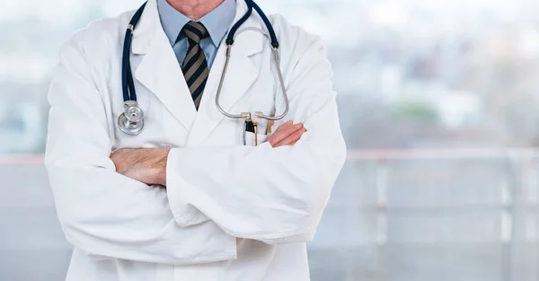 Doctor with arms crossed — Stock Photo, Image