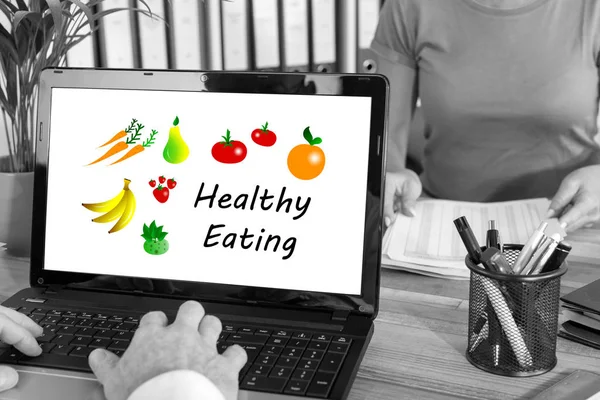 Konzept der gesunden Ernährung auf dem Laptop — Stockfoto