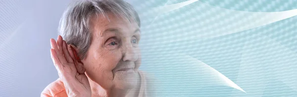 Mujer mayor con problemas de oído; pancarta panorámica — Foto de Stock
