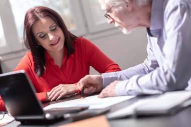 ofiste çalışan iş adamları