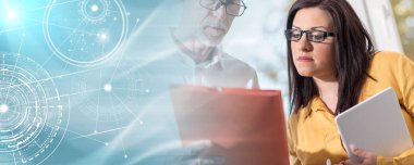 Genç iş kadını ve birlikte çalışan kıdemli işadamı; Mul