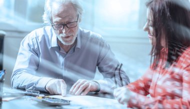 Ofiste çalışan işadamları, ışık etkisi; Çoklu exposur