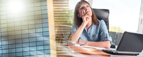 Porträt einer nachdenklichen Geschäftsfrau; Mehrfachbelichtung — Stockfoto