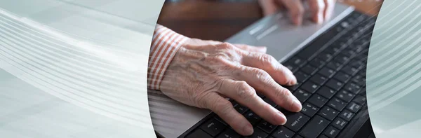 Starsi ręce wpisując na klawiaturze laptopa; baner panoramiczny — Zdjęcie stockowe