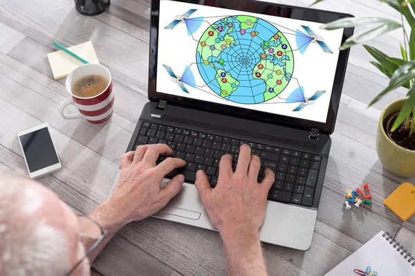 Conceito de rede web global em uma tela de laptop — Fotografia de Stock