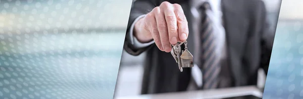 Agent nieruchomości oferuje klucze do domu. baner panoramiczny — Zdjęcie stockowe
