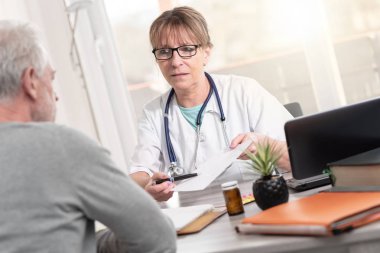 Kadın doktor hastasını için reçete verilmesi