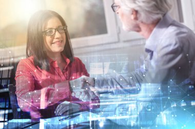 Ofiste kadın ve erkek arasında el sıkışma; çoklu pozlama