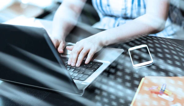 Manos femeninas usando una computadora portátil; exposición múltiple — Foto de Stock