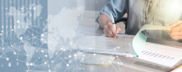 Бизнесвумен, работающая над документами; многократная экспозиция
