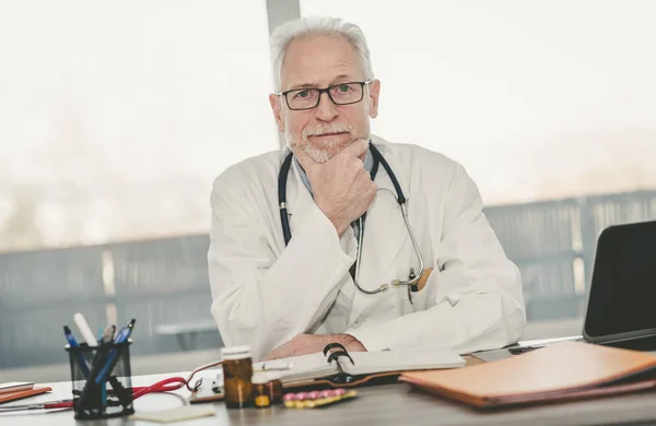 Portrét mužského staršího lékaře — Stock fotografie