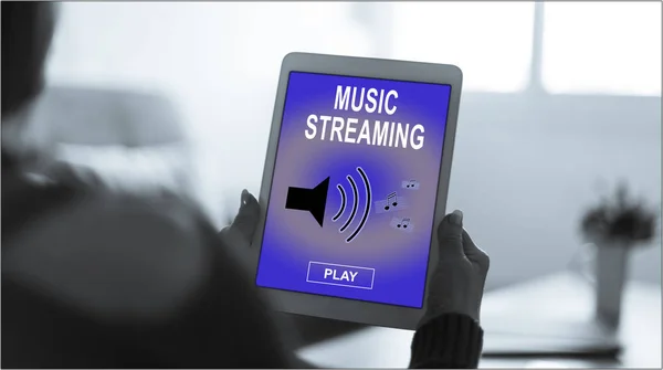 Concepto de streaming de música en una tableta —  Fotos de Stock