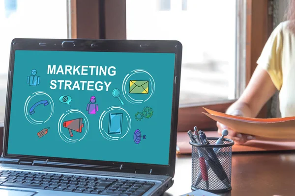 Pojęcie strategii marketingu na ekranie laptopa — Zdjęcie stockowe